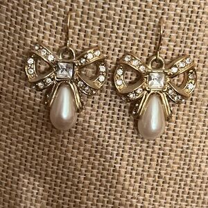 Vintage gold tone rhinestone bow with teardrop pearl earrings